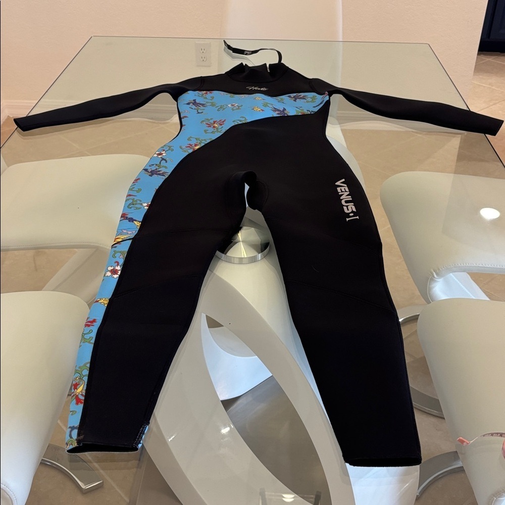 Venus 1 Black and Blue Wetsuit wet Suit Unsex Small With Tags